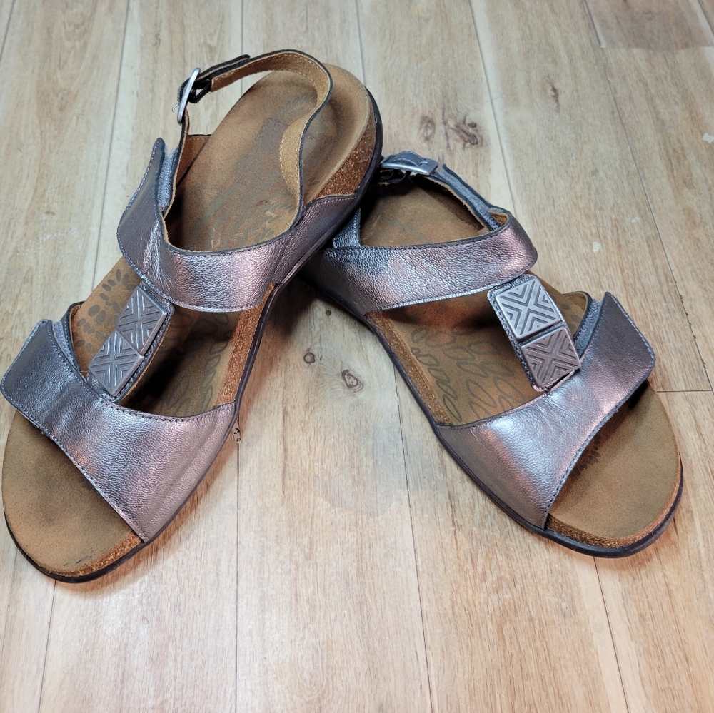 Ladies Dr Andrew Weil sandals in great shape. Size 8w